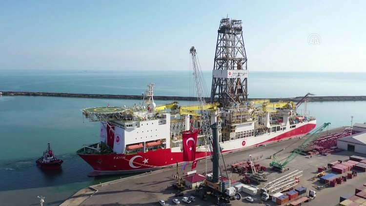 Türkiye'nin ilk yerli sondaj gemisi "Fatih" Trabzon Limanı'ndan ayrıldı