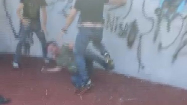 İstanbul'da engelli gruptan, engelli gence meydan dayağı