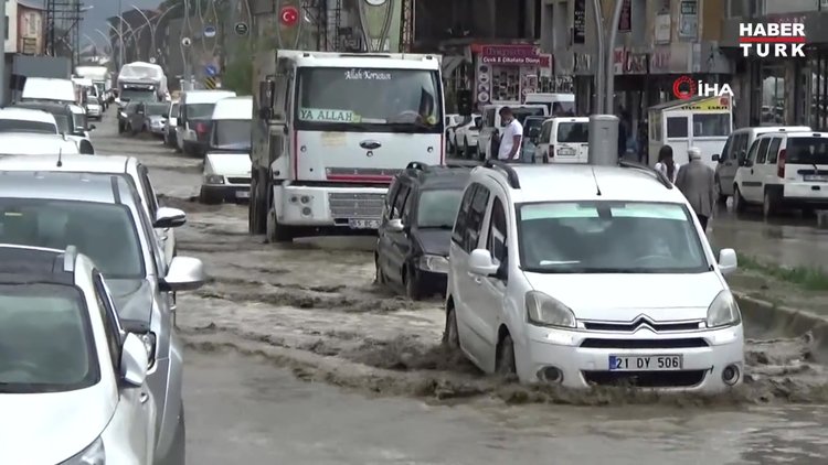 Yüksekova'da aniden bastıran yağmur caddeleri gölete çevirdi