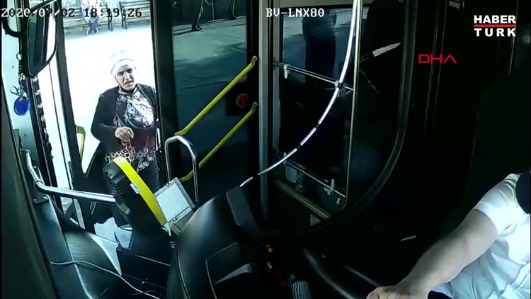 OTOBÜSE BİNEN KADININ CÜZDANINI BÖYLE ÇALDILAR
