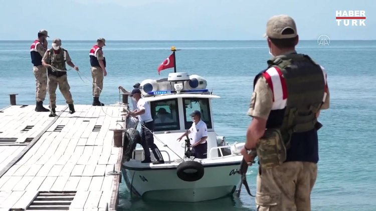 Van Gölü'nde kaybolan tekneyi arama çalışmaları sürüyor
