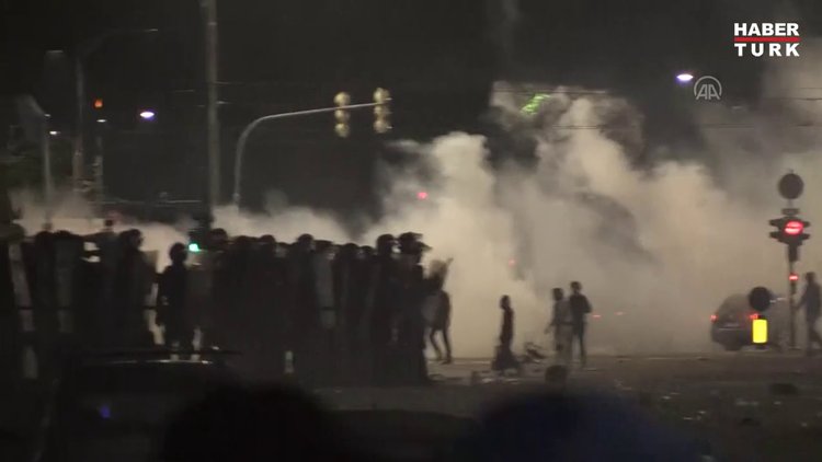 Sırbistan'da hükümetin yeni Kovid-19 tedbirleri protesto edildi