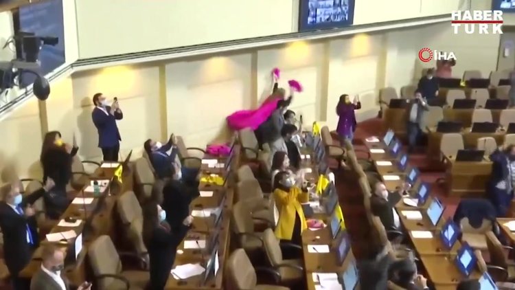 Şili'de milletvekilinden pembe pelerinle yasa tasarısı sevinci