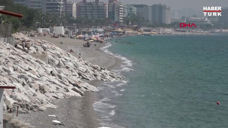 Konyaaltı Sahili 60 yılda 35 metre eridi, bir havluluk yer kaldı