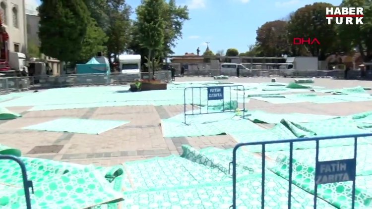 Ayasofya Camii öğle namazında doldu taştı