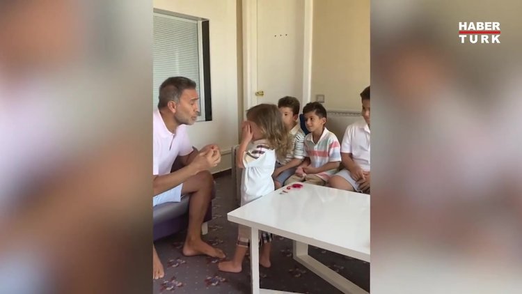 İzzet Yıldızhan bayramda çocuklarına altın taktı