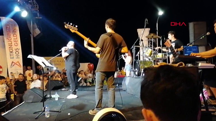 Müzikle coşan tatilciler, koronayı unuttu