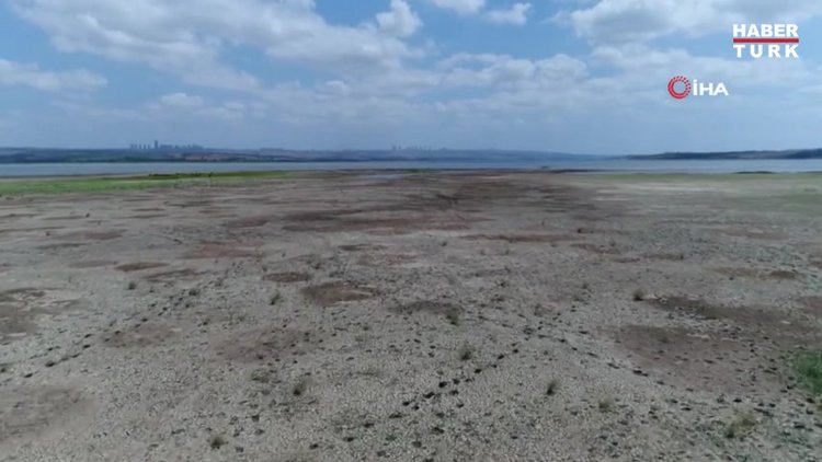 Büyükçekmece Gölü'nde korkutan görüntü...Su seviyesi yüzde 30 seviyelerine düştü