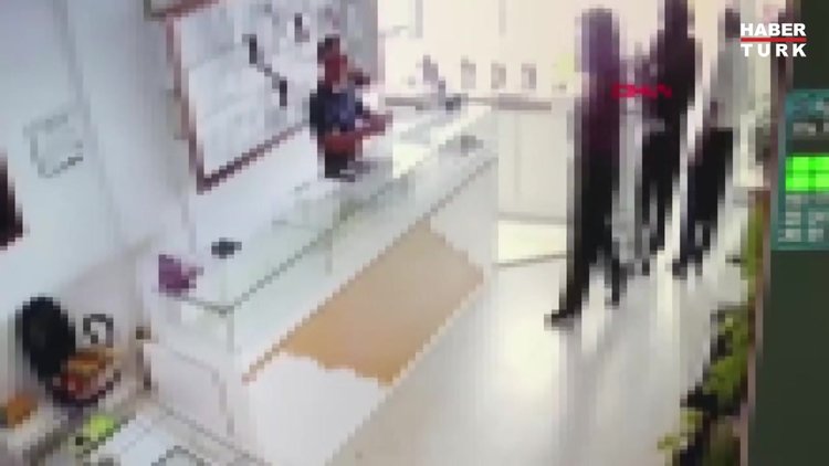 Adana'da kadın kılığındaki hırsızların kuyumcu soygunu kamerada