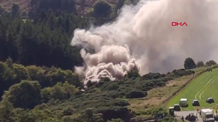 İskoçya'da yolcu treni raydan çıktı: Yaralılar var