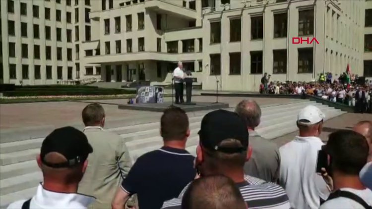 Lukaşenko Karşınızda diz çöküyorum