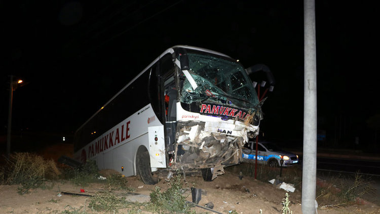 Afyonkarahisar'da yolcu otobüsü şarampole düştü: Yaralılar var