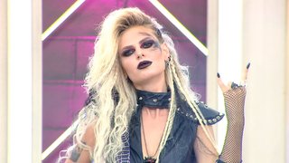 Takımlar rock star saçı ve makyajı yapmak için yarıştı.