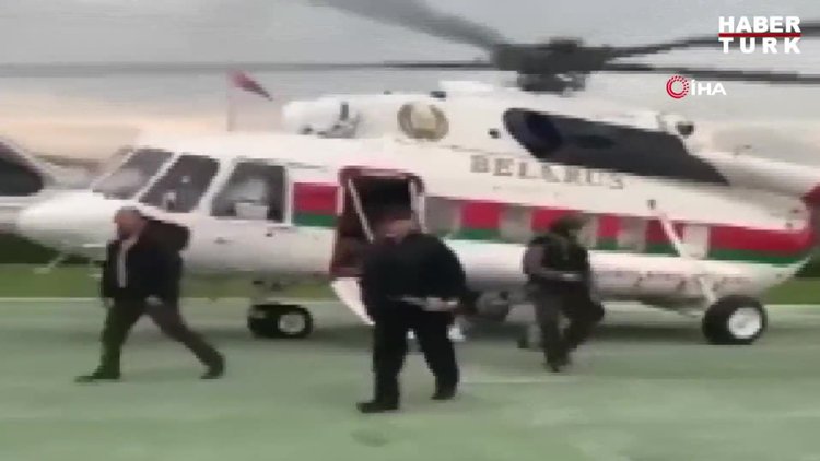 Belarus Devlet Başkanı Lukaşenko, elinde silahla başkanlık konutuna geldi