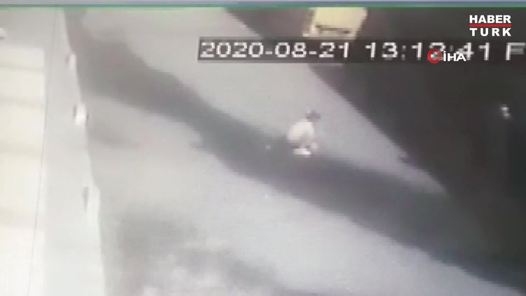 Bağcılar'da dehşete düşüren görüntü: Sokakta oyun oynayan çocuğu otomobil böyle ezdi
