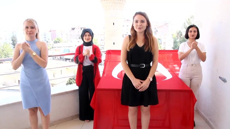 İŞARET DİLİYLE İZMİR MARŞINI OKUDULAR