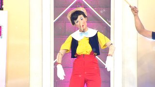 Takımlar kostüm partisi saç ve makyajı yapmak için yarıştı.