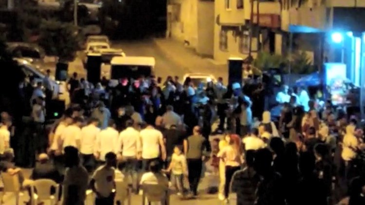 Sokak arasında silah atıp halay çektiler!