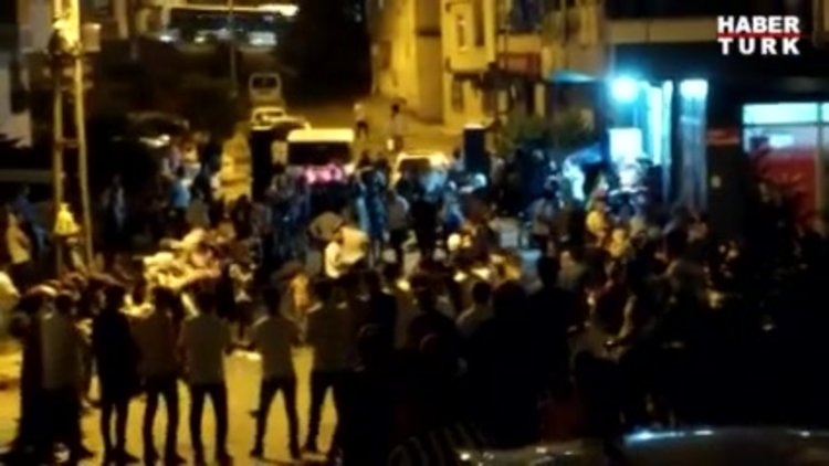 Sokak arasında halay çekip havaya ateş açtılar