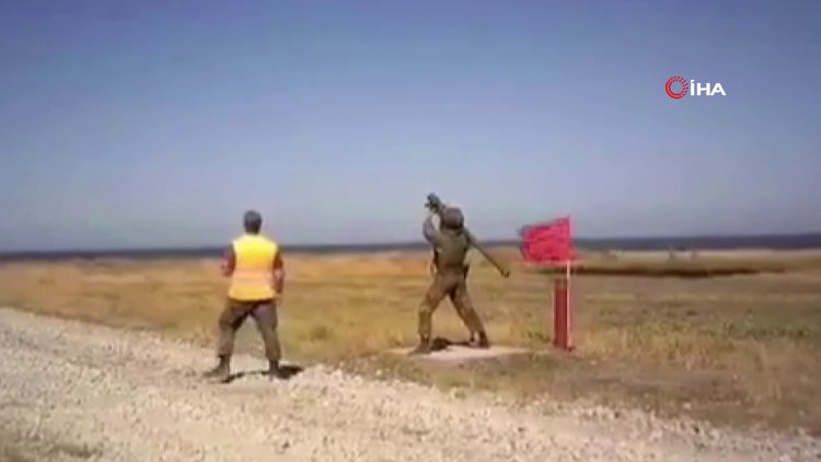 Rus yapımı roket askerin omzunda patladı