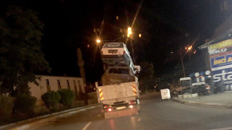 Erzurum'da 2 otomobil yüklü kamyonet yolda tehlike saçtı