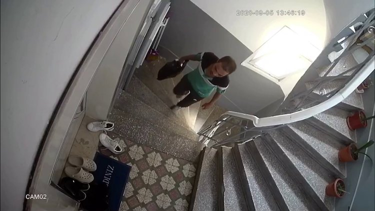 Mağazadan alır gibi ayakkabı çalıyor!