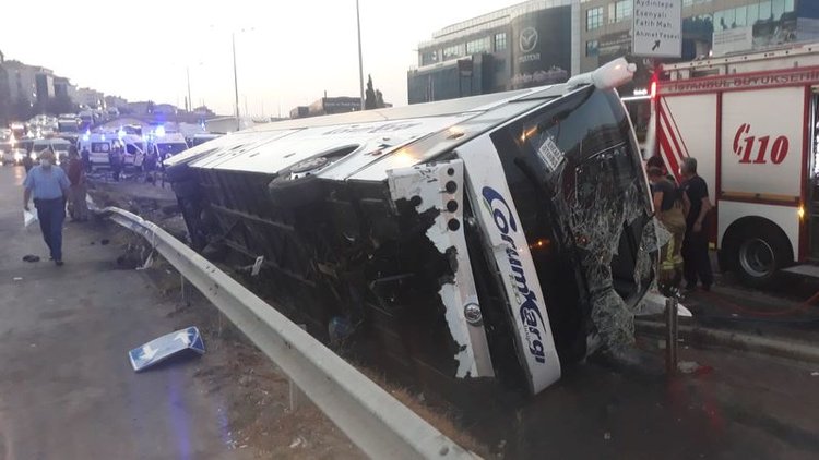 İstanbul'da yolcu otobüsü devrildi: Çok sayıda yaralı var