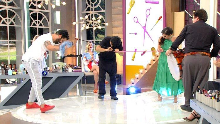 Taner ve Tayfun'dan sosyal mesafeli halay!