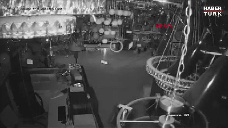 Niğde'de 5.1 büyüklüğünde deprem kameraya yansıdı