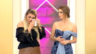 Kuaförler yarışırken sosyal medyadan gelen yorumları okuyan Aslı ağlamaya başladı.