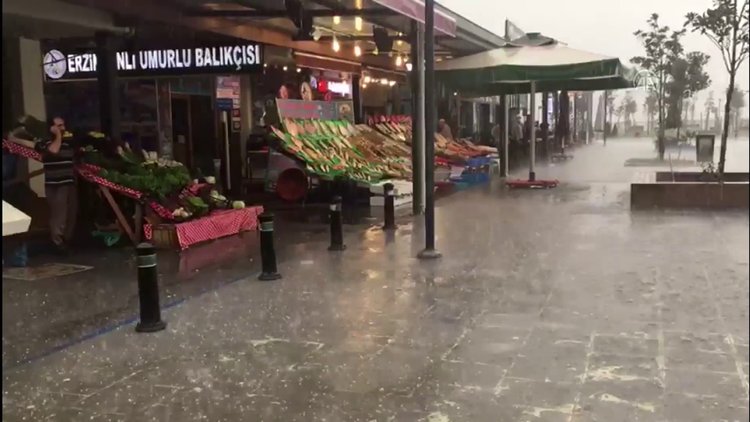 Bazı kesimlerde sağanak ve dolu etkili oluyor
