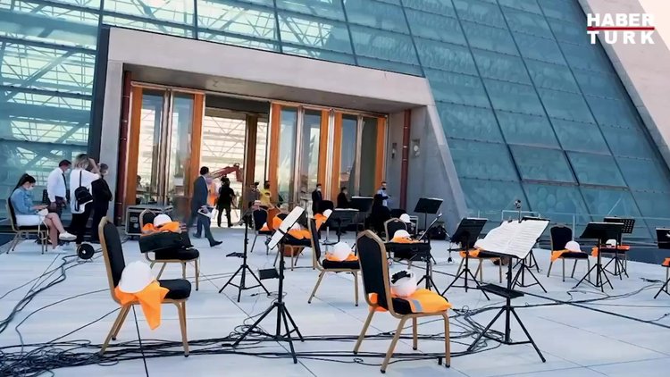 Cumhurbaşkanlığı Senfoni Orkestrası, yeni konser salonu inşaatında çalışan işçilere teşekkür konseri verdi