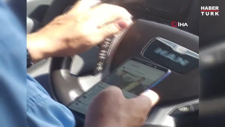 Şehirlerarası otobüs şoförünün bir elinde telefon, bir elinde çekirdek...Seyir halindeki şoförün internette sörf yaptığı anlar kamerada