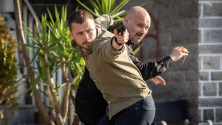 Ali Rıza ve Burak birbirlerine meydan okurken, Avukat Füsun’un şikayeti üzerine Haşmet ve Murat’ın emniyette oldukları haberi gelir. ...