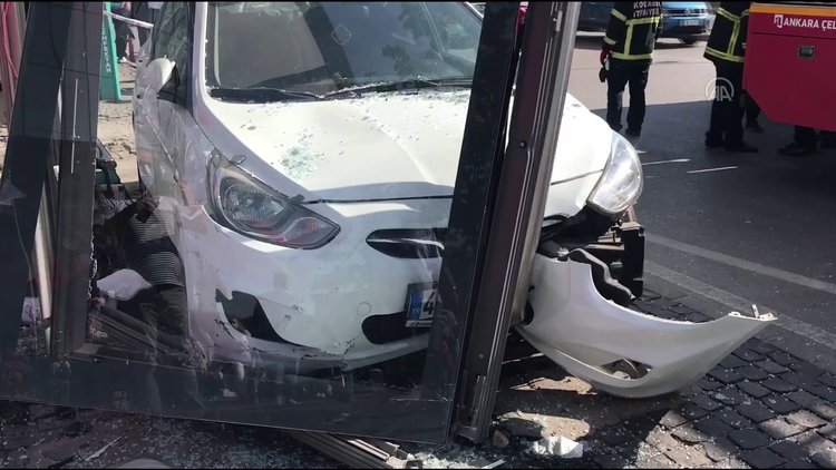 Otomobil otobüs durağına çarptı: 4 yaralı