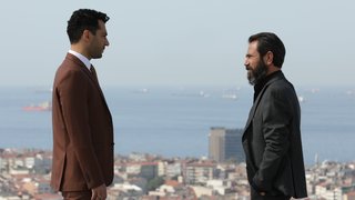 Ramo’nun Köksal’la çalıştığından şüphelenen Cihangir, ona öyle bir oyun oynar ki, Ramo’nun bu oyundan sağ çıkması neredeyse imkansızdır. ...