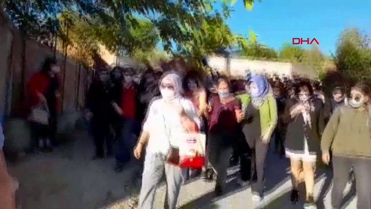 Öldürülen emekli hemşirenin cenazesini kadınlar taşıdı