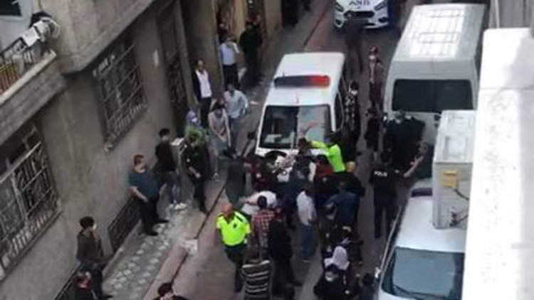 Zeytinburnu'nda polis kavgaya müdahale ederken arbede yaşandı: 1 ölü, 1 yaralı