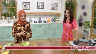 Öykü Gürman, Mürüvvet Reisoğlu ile birlikte bezelye çorbası, patlıcan köfteli tavuk kapama, çiğ kabak salatası ve yaprak tatlısı yapımını gösteriyor. ...