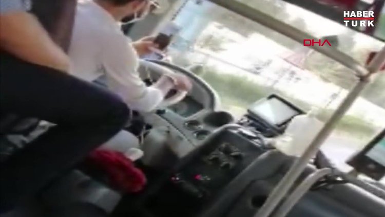 Otobüs şoförü direksiyon başında video çekti