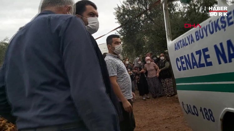 Devrilen otomobilden yola fırlayan sürücü öldü