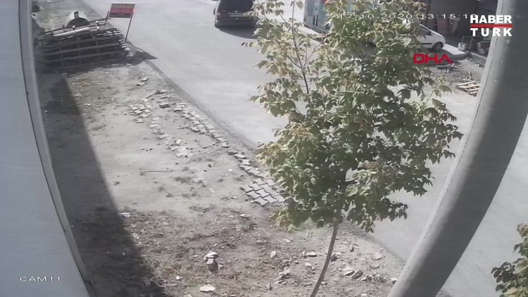 Çalıntı araçla kaçarken, Emniyet Müdürlüğü önünde beton bariyerlere çarptı