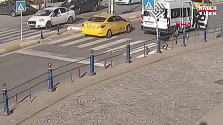 Tuzla'da minibüs şoförü yaşlı çift için yolu kesti