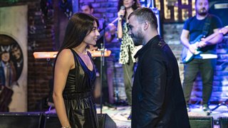 Ali Rıza Burak’ın sakladığı silahların peşine düşer ve sonunda silahlara ulaşır. Ama Burak’ın da Ali Rıza için hazırladığı acımasız bir sürprizi vardır. ...