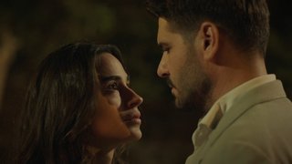 Mahbube'nin ısrarına dayanamayan İsra gitmeyi kabul ediyor. 