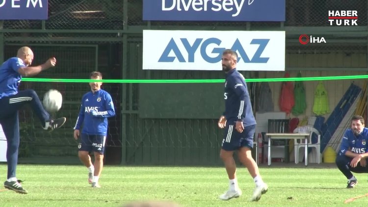 Erol Bulut ve Emre Belözoğlu'ndan ayak tenisi mücadelesi