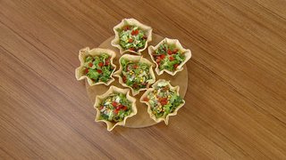 Öykü Gürman, Gül Çelenoğlu ile birlikte çıtır çanakta ton balıklı salata yaptı.