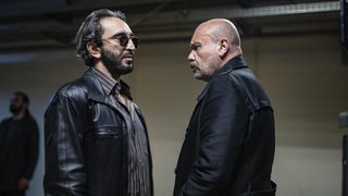 Haşmet kızını ve konsorsiyumdaki herkesin ailesini koruyabilmek adına zorlu bir görev üstlenir. Görevin sonunda ise Ali ...