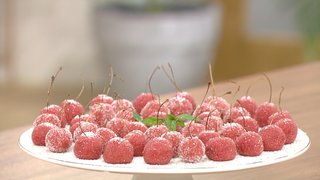 Öykü Gürman, Neşe Altan ile birlikte pişmeyen kiraz kurabiye yaptı.