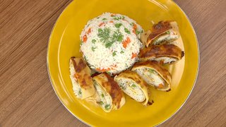 Öykü Gürman, Esra Dizer ile birlikte krepte sebzeli rulo pilav yapıyor.